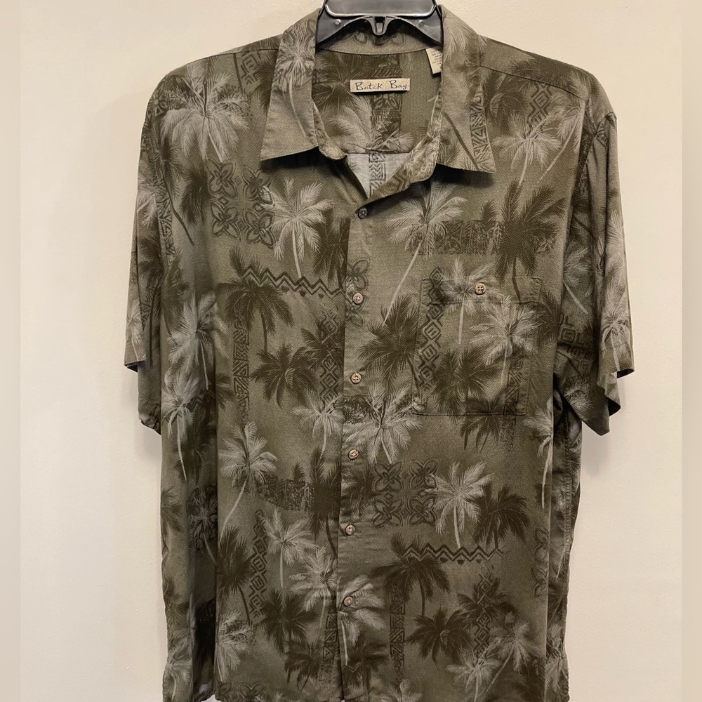 Batik Bay - Men’s Tropical Print Button Down - EUC